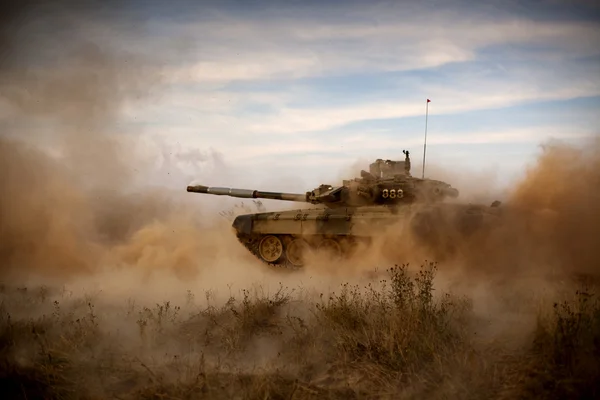 depositphotos_35559355-stock-photo-tank